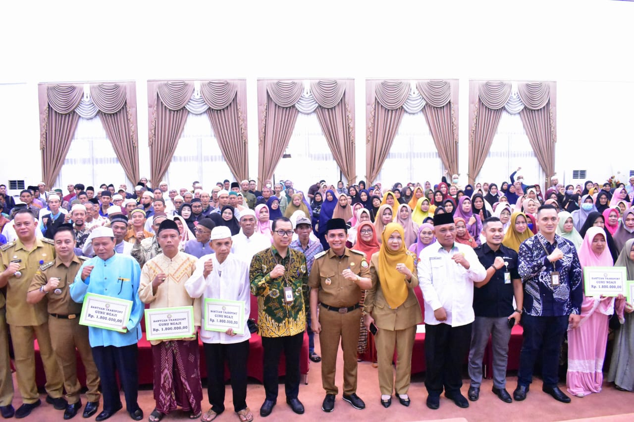 Foto bersama Wakil Wali Kota Pontianak Bahasan dan ratusan guru ngaji tradisional di Aula Rumah Jabatan Wali Kota. Beberapa guru memegang papan bertuliskan bantuan operasional Rp1,8 juta.