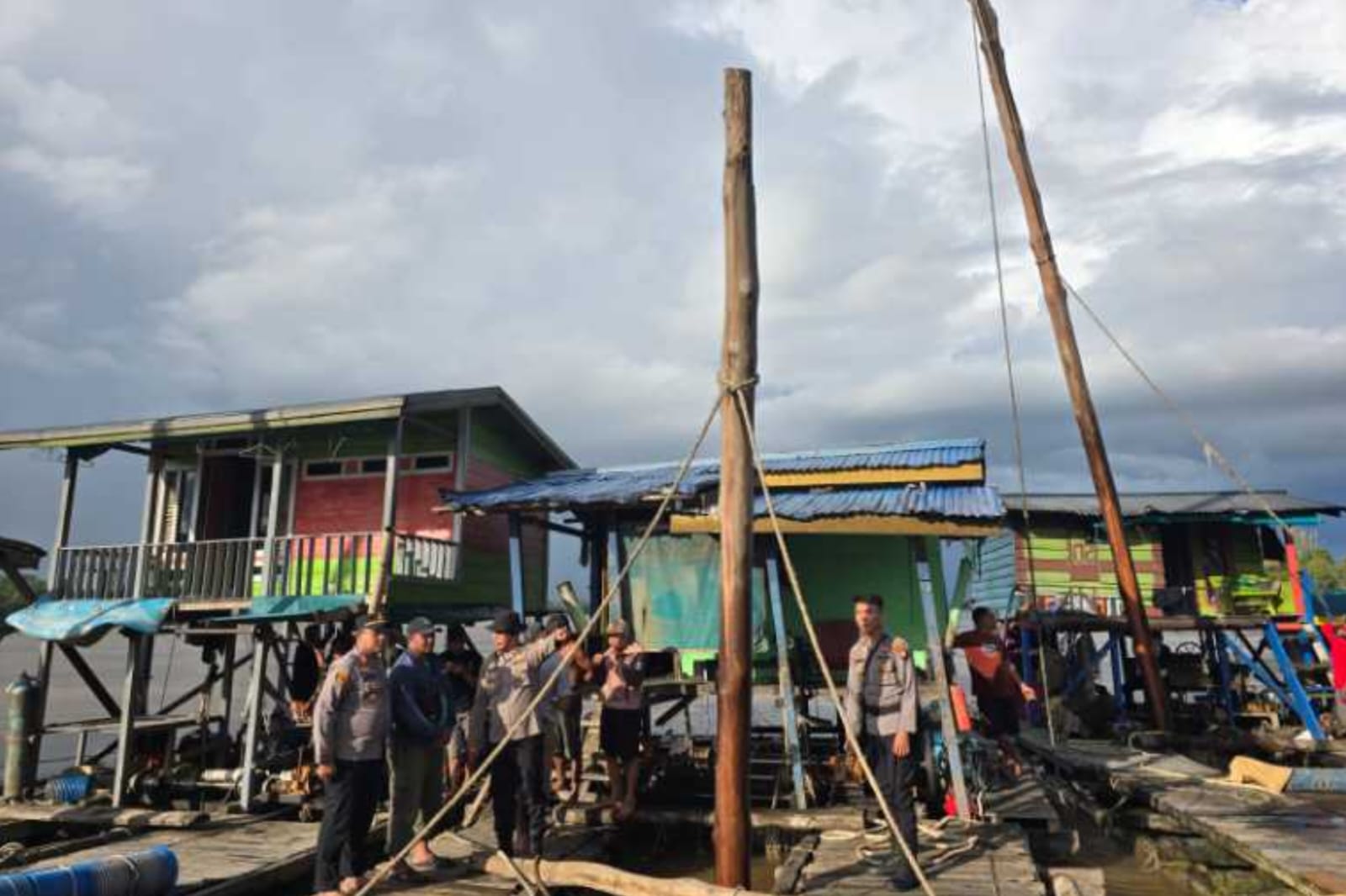 Petugas kepolisian dari Polres Sekadau menertibkan 13 rakit yang digunakan untuk aktivitas Pertambangan Emas Tanpa Izin (PETI) di Sungai Kapuas, Dusun Sungai Putat, Desa Sungai Ringin, Kecamatan Sekadau Hilir, Kabupaten Sekadau.