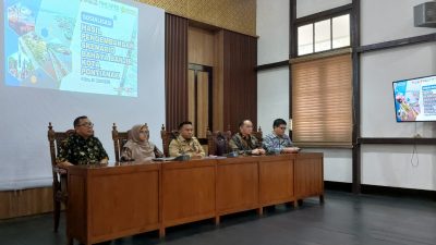 Para narasumber membahas mitigasi banjir dalam Sosialisasi Hasil Pengembangan Skenario Bahaya Banjir Kota Pontianak, Selasa (18/3/2025).