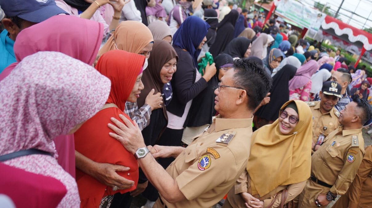 Wali Kota Pontianak Edi Rusdi Kamtono di Pasar Murah Pontianak