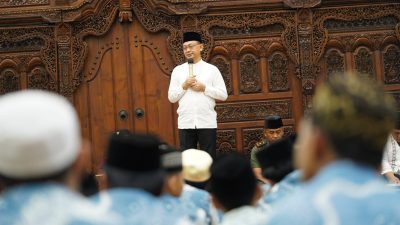 Wali Kota Pontianak Edi Rusdi Kamtono mengajak hadirin kegiatan peringatan Nuzulul Quran peringatan Nuzulul Quran sekaligus buka puasa bersama di Aula Rumah Jabatan Wali Kota menjadi sarana introspeksi diri, Senin (17/3/2025).