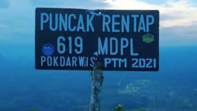 Papan tanda ketinggian puncak Bukti Rentap, Kabupaten Sintang.