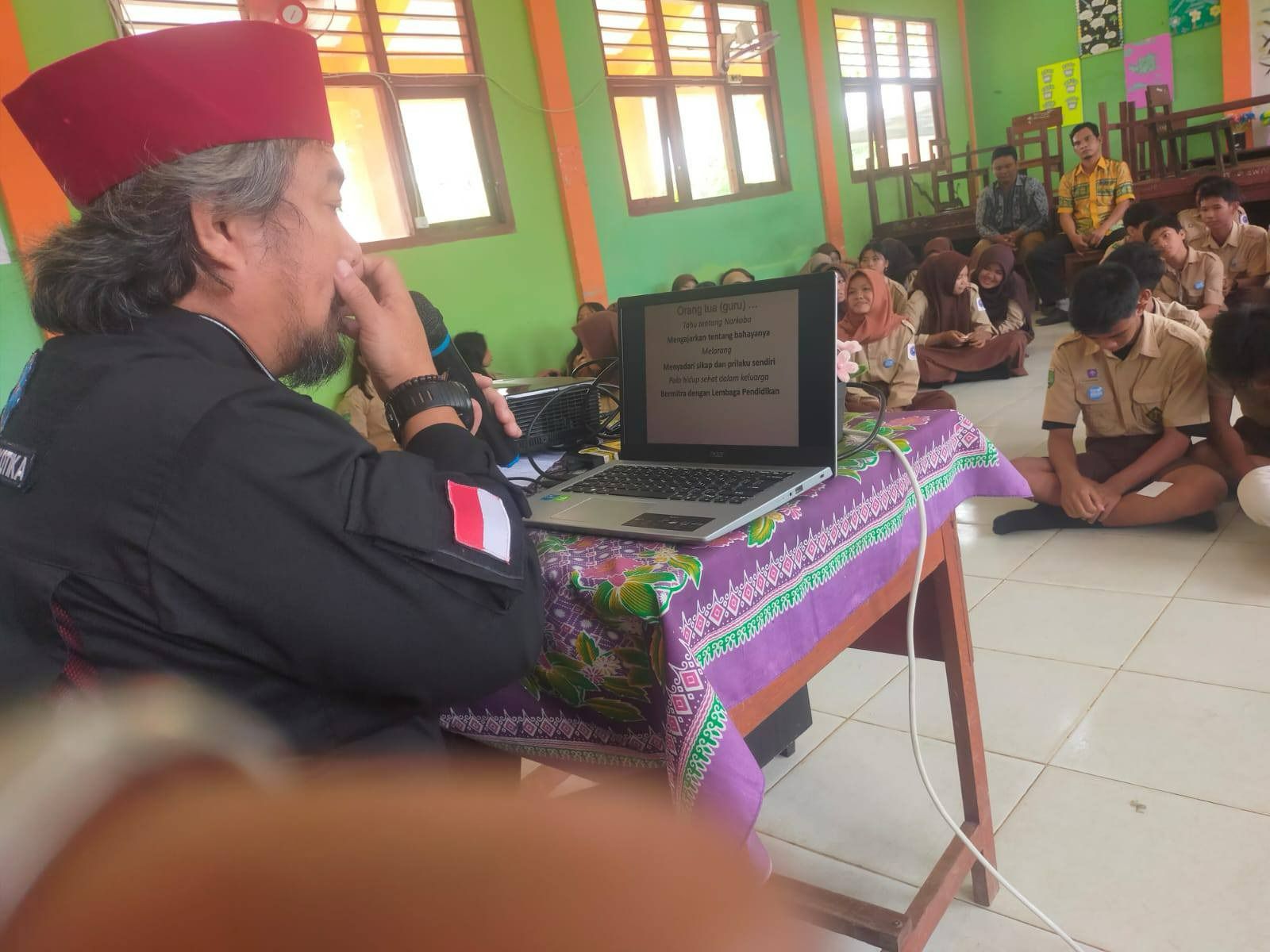 Lembaga Anti Narkotika (LAN) Kabupaten Sintang menyampaikan materi tentang dampak penyalahgunaan narkoba kepada pelajar SMP Negeri 6 Sintang, Selasa (18/03/2025). (Dok. Vika/Faktakalbar.id).