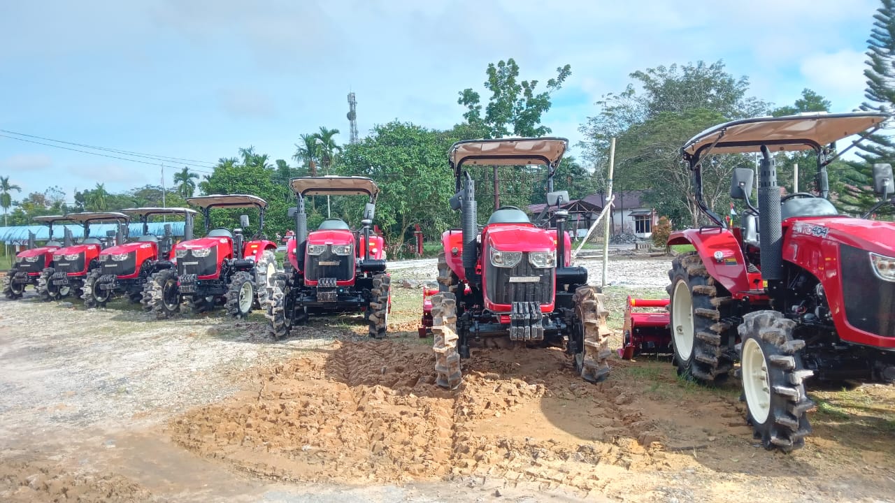 Traktor Roda Empat bantuan Alsintan yang diterima oleh Kabupaten Sambas. (Dok. Ist).