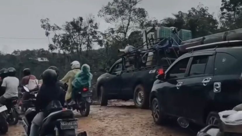 Kendaraan sedang menunggu antrean untuk melintas jalan. Kondisi ini sangat memprihatinkan terutama saat musim hujan datang menyebabkan jalan yang berlumpur serta penuh genangan air. 