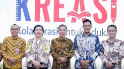 Sejumlah pejabat dan perwakilan lembaga berfoto bersama dalam Peluncuran Nasional Program KREASI di Aula Kemendikdasmen, Jakarta Pusat, dengan latar belakang logo KREASI.