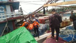 Tim SAR gabungan mengevakuasi jenazah nahkoda kapal nelayan DT di Dermaga PPN Pemangkat, Selasa (18/03/2025), setelah korban meninggal akibat serangan jantung di perairan Pemangkat.