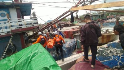 Tim SAR gabungan mengevakuasi jenazah nahkoda kapal nelayan DT di Dermaga PPN Pemangkat, Selasa (18/03/2025), setelah korban meninggal akibat serangan jantung di perairan Pemangkat.