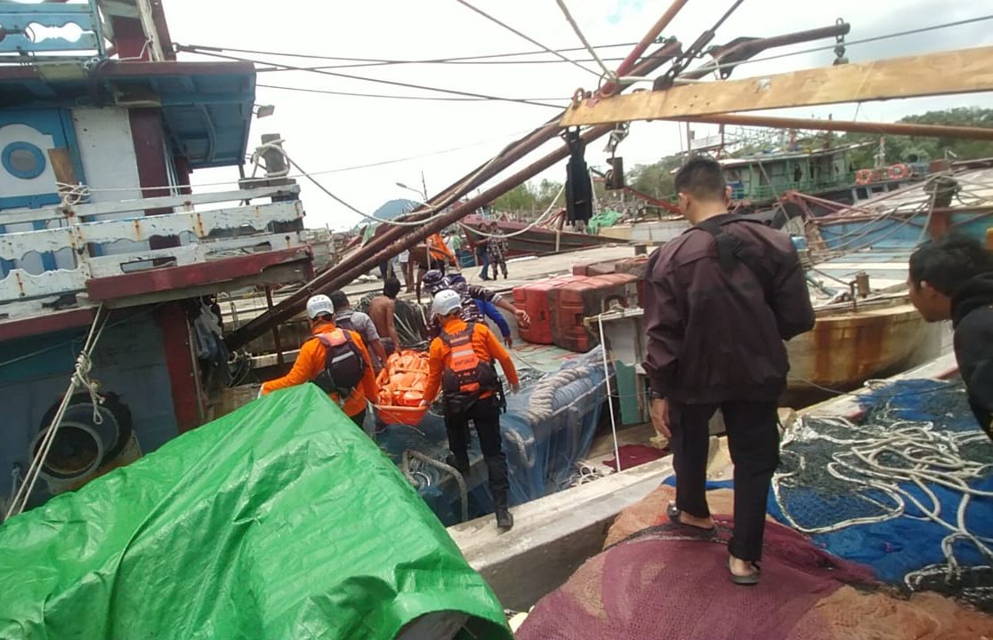 Tim SAR gabungan mengevakuasi jenazah nahkoda kapal nelayan DT di Dermaga PPN Pemangkat, Selasa (18/03/2025), setelah korban meninggal akibat serangan jantung di perairan Pemangkat.