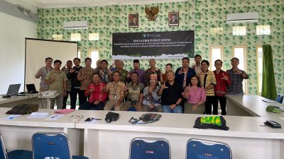 Focus Group Discussion (FGD) dengan tema “Koordinasi Dan Konsolidasi Data dalam Kerangka Percepatan Pengakuan dan Penetapan Masyarakat Hukum Adat Di Kabupaten Sintang” di Aula Dinas Lingkungan Hidup Kabupaten Sintang, Kamis (20/3/2025).