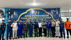 Sejumlah pejabat dari berbagai instansi, termasuk KSOP, TNI AL, Polri, dan Basarnas, berfoto bersama dalam Apel Pembukaan Posko Angkutan Laut Lebaran Tahun 2025 di Kantor KSOP Kelas I Pontianak. Latar belakang menunjukkan spanduk acara bertuliskan "Apel Pembukaan Posko Angkutan Laut Lebaran Tahun 2025 / 1446 H" dengan logo instansi terkait.