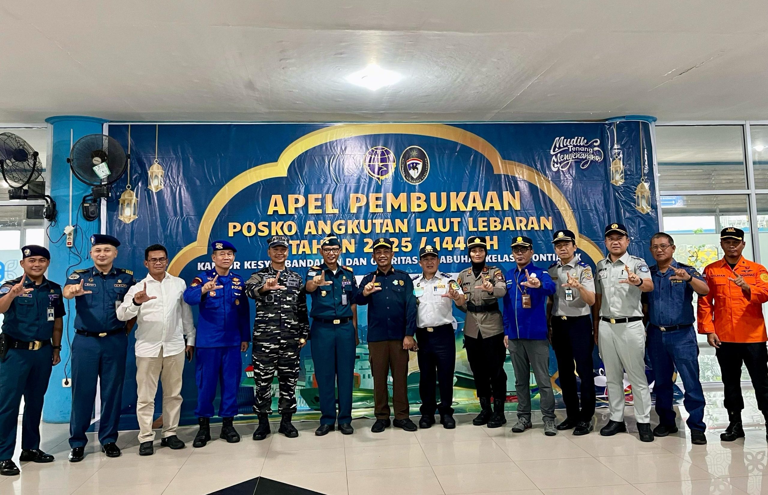 Sejumlah pejabat dari berbagai instansi, termasuk KSOP, TNI AL, Polri, dan Basarnas, berfoto bersama dalam Apel Pembukaan Posko Angkutan Laut Lebaran Tahun 2025 di Kantor KSOP Kelas I Pontianak. Latar belakang menunjukkan spanduk acara bertuliskan "Apel Pembukaan Posko Angkutan Laut Lebaran Tahun 2025 / 1446 H" dengan logo instansi terkait.