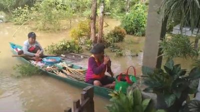 Banjir Terjang Kapuas Hulu, Warga Gunakan Sampan untuk Beraktivitas