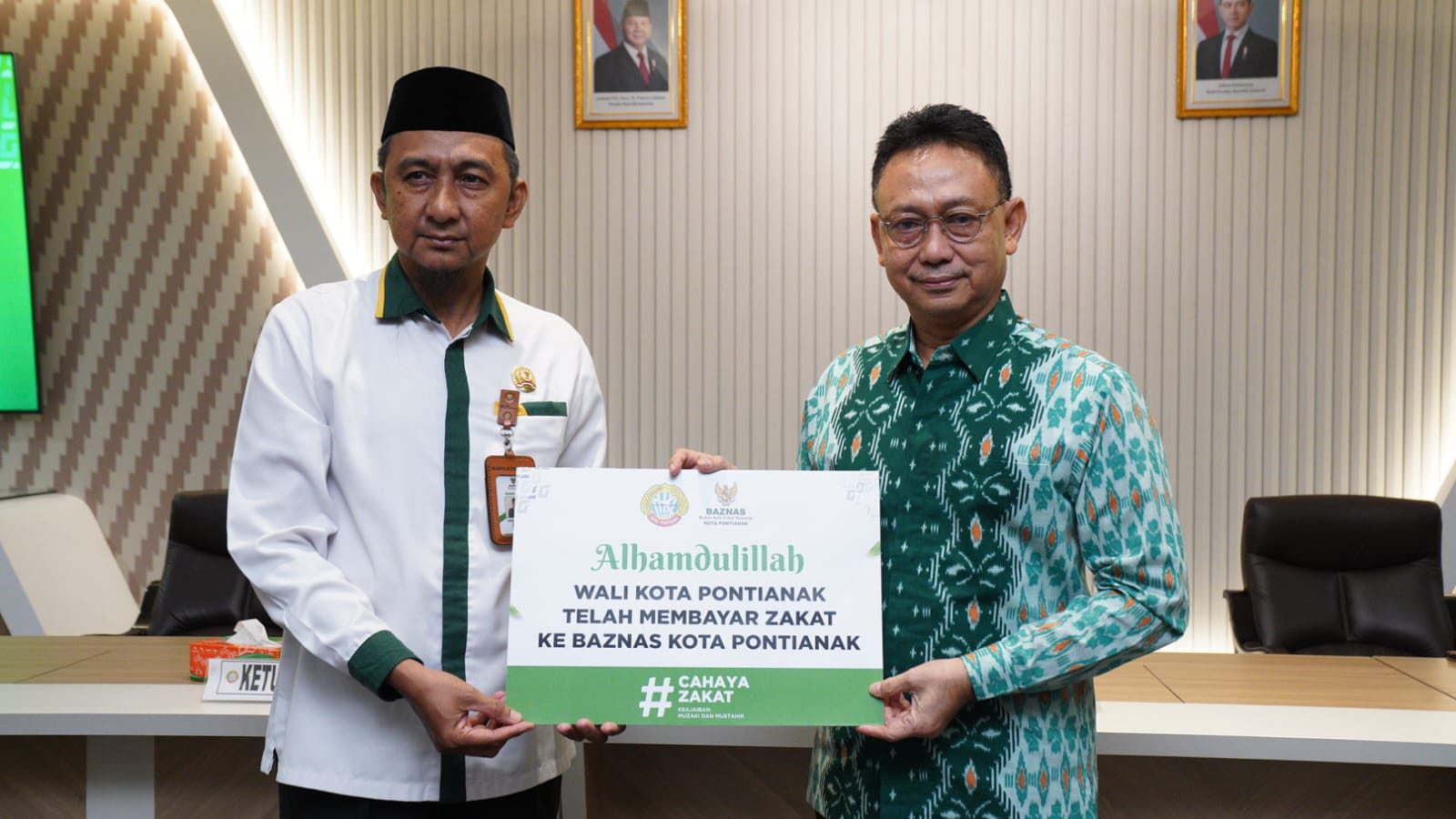 Wali Kota Pontianak, Edi Rusdi Kamtono, bersama Ketua Baznas Kota Pontianak saat penyerahan zakat dalam program ‘Teladan Pemimpin Membayar Zakat’ di Ruang Rapat Wali Kota.