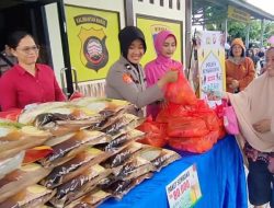 Polsek Bengkayang Gelar Bazar Sembako Murah