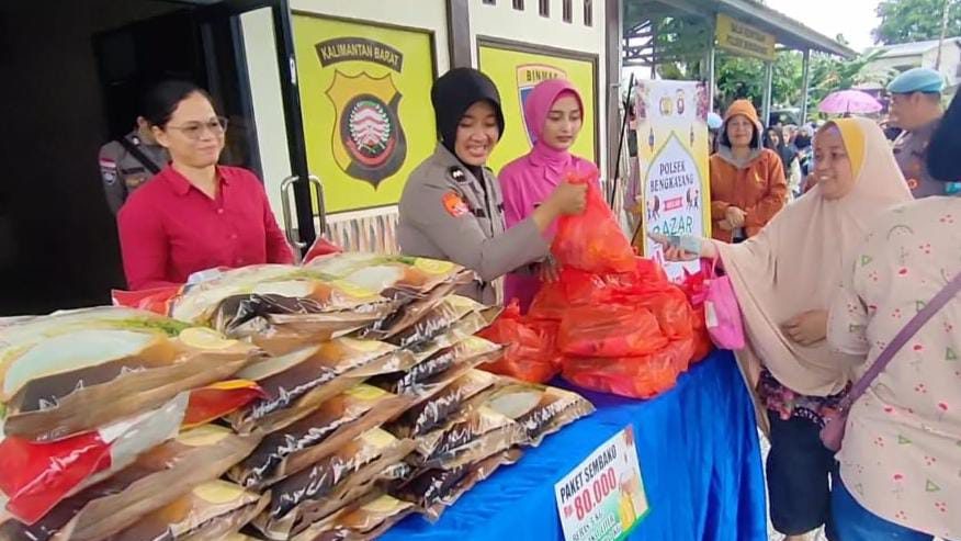 Polsek Bengkayang menggelar bazar sembako murah di depan Mako Polsek Bengkayang, Kamis (20/3/2025) (foto: Humas Polres Bengkayang)