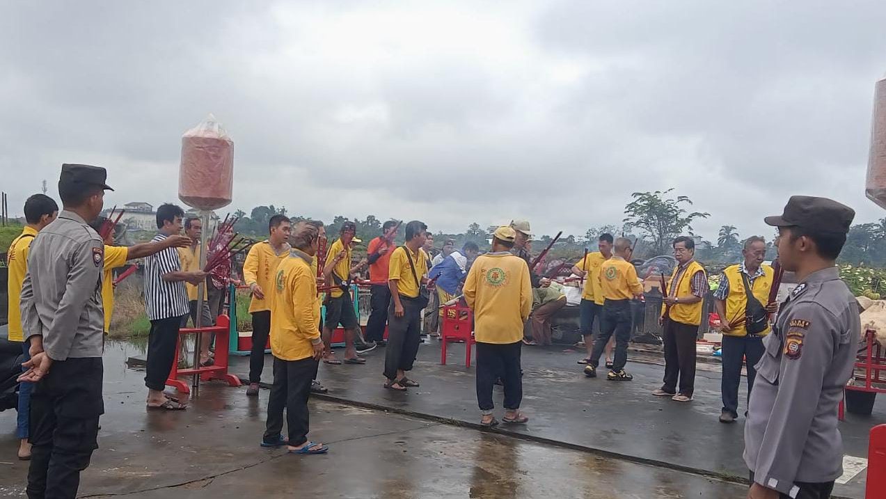 Polres Kubu Raya mengawal prosesi sembahyang Cheng Beng yang dilakukan oleh masyarakat Tionghoa, Jumat (21/3/2025). Foto: (Humas Polres Kubu Raya)