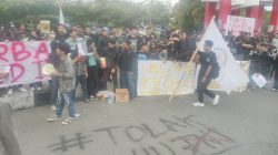 Foto aksi demo mahasiswa dan masyarakat dalam menolak UU TNI di Pontianak, tepatnya di bundaran Digulis, Taman Digulis Sumber (amb/faktakalbar)