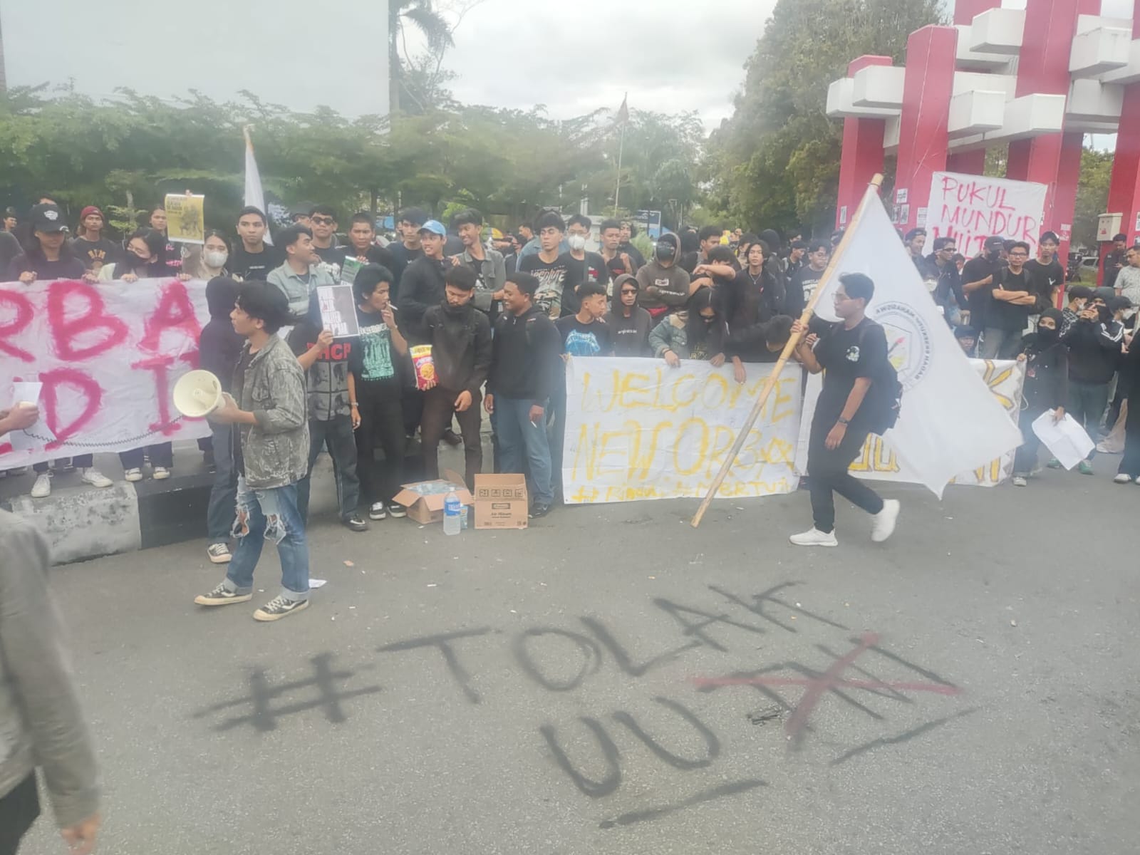 Foto aksi demo mahasiswa dan masyarakat dalam menolak UU TNI di Pontianak, tepatnya di bundaran Digulis, Taman Digulis Sumber (amb/faktakalbar)