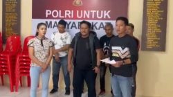 Tangkapan layar dari video kualifikasi dari pihak Adira di Polsek Pontianak Selatan terkait video viral debt collector, Sabtu (22/03/2025).