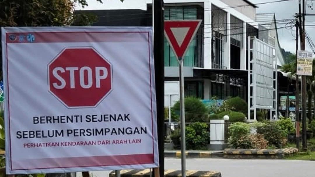 Pemerintah Kota Singkawang memasang plang peringatan berupa baliho dengan bingkai kayu di Jalan Firdaus, persimpangan Alianyang Singkawang. Plang bertuliskan “STOP - BERHENTI SEJENAK SEBELUM PERSIMPANGAN - PERHATIKAN KENDARAAN DARI ARAH LAIN”