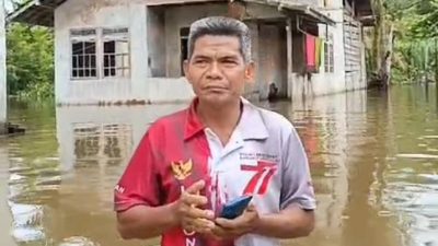 Kepala Desa Bayun Sari, Asman, melaporkan kondisi banjir di Dusun Merumbuk, Desa Bayun Sari, Kecamatan Sungai Laur, Kabupaten Ketapang. Ketinggian air mencapai 1,2 meter, mengisolasi warga dan merendam lantai rumah mereka