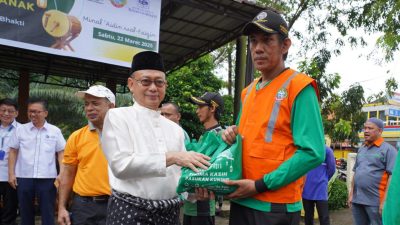 Wali Kota Pontianak, Edi Kamtono serahkan paket sembako kepada perwakilan dari 728 petugas kebersihan di Halaman DLH Kota Pontianak, Sabtu (22/03/2025). Foto: Prokopim/Faktakalbar.id