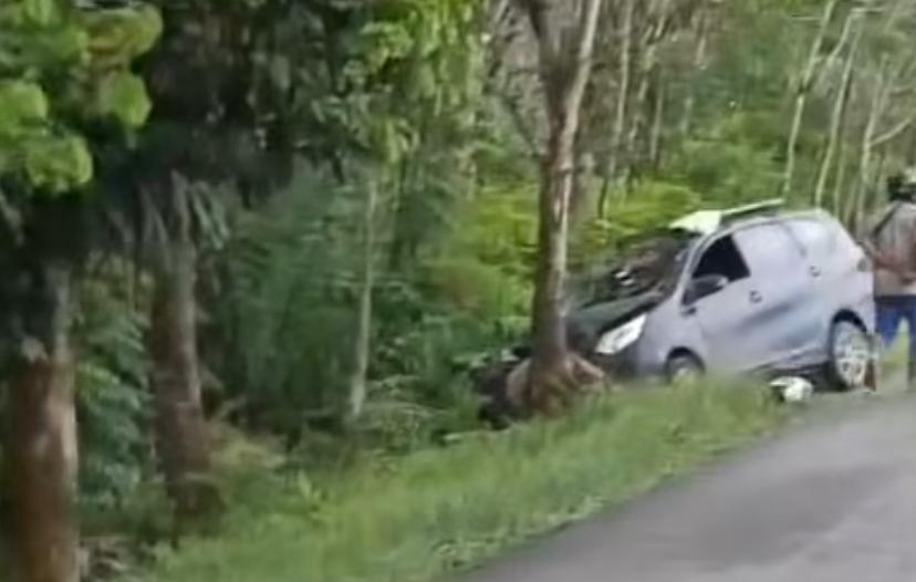 Laka Lantas antara Mobil travel dan sepeda motor di jalan sintang-putussibau pada Sabtu, (22/3/2025).