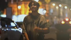 Mikky, penyanyi lagu sound viral "Aku Dah Lupa," tampil dalam video musik berlatar suasana malam dengan lampu kota yang berpendar.