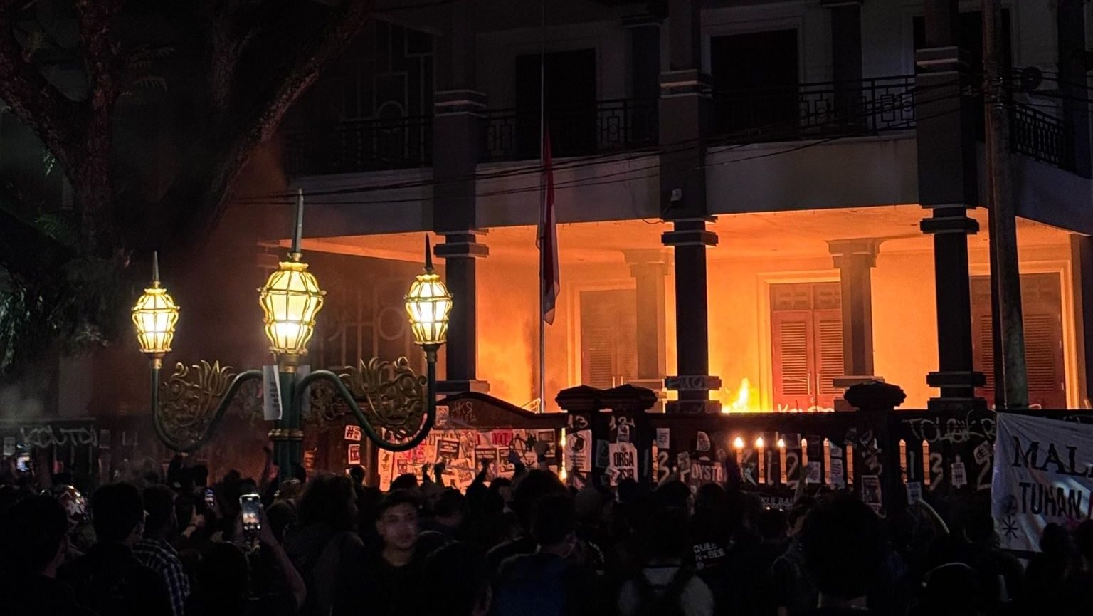 Gedung DPRD Kota Malang terbakar yang diduga akibat lemparan molotov dari massa aksi demonstrasi tolak revisi Undang-Undang Tentara Nasional Indonesia (RUU TNI), Minggu (23/03/2025).