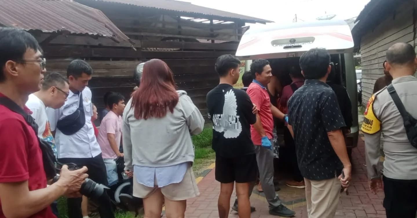 Sejumlah warga dan wartawan berkumpul di depan rumah jenazah setelah mendapati informasi, Selasa (19/03/2025). Jenazah pasutri tersebut kemudian dibawa menggunakan ambulans untuk uji visum. Foto: Ist.