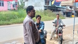 Anggota Polsek Sengah Temila berdialog dengan warga saat patroli keamanan di Pasar Pahauman, Kecamatan Sengah Temila, untuk mencegah potensi gangguan ketertiban menjelang Lebaran.