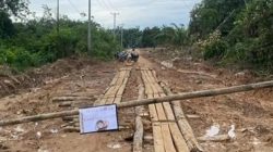 Kondisi jalan rusak di Desa Lepung Pantak, Ketungau Hilir. Foto: Vika/Faktakalbar.id