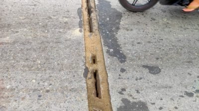 Kondisi lubang di atas Jjembatan Kapuas Dua. Kondisi ini berpotensi membahayakan kendaraan bermuatan berat serta pengendara roda dua yang melintas. Foto: Dhn/Faktakalbar.id