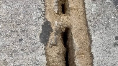 Kondisi lubang di atas Jjembatan Kapuas Dua. Kondisi ini berpotensi membahayakan kendaraan bermuatan berat serta pengendara roda dua yang melintas. Foto: Dhn/Faktakalbar.id