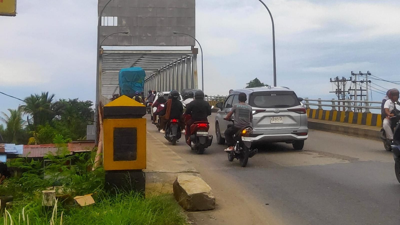 Suasana di Jembatan Kapuas Dua, terlihat banyak kendaraan yang melintas. Foto: Istimewa.
