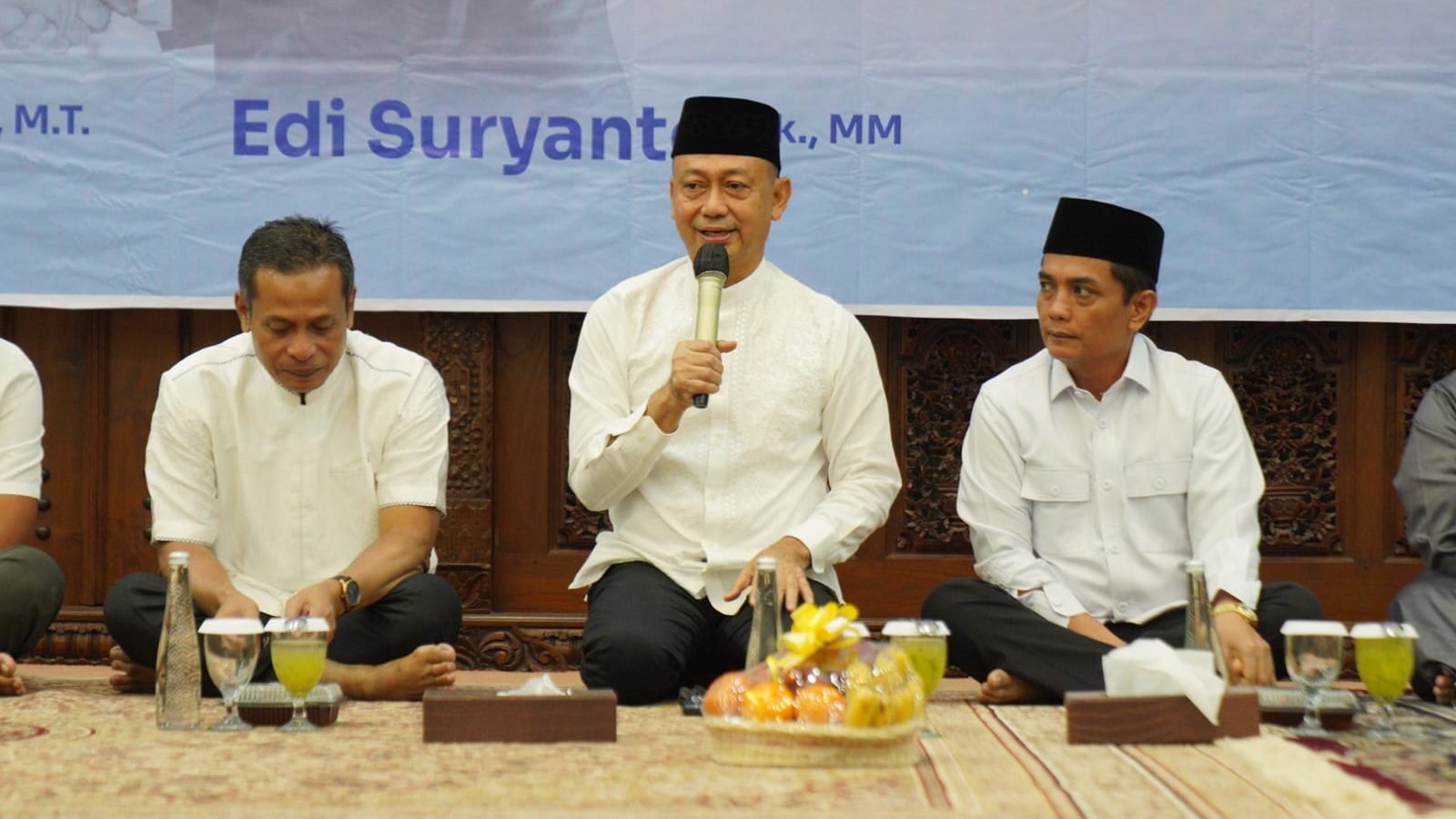 Wali Kota Pontianak Edi Rusdi Kamtono menyampaikan ucapan terima kasih kepada Edi Suryanto yang telah memimpin Pontianak selama menjabat Pj Wali Kota. Foto: Prokopim/Faktakalbar.id