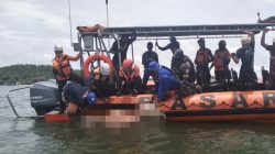 Proses evakuasi jenazah seorang ABK yang tenggelam di perairan Kendawangan, Kabupaten Ketapang oleh Sat Polairud Polres Ketapang bersama tim gabungan Basarnas dan Lanal Ketapang, Sabtu (22/03/2025). Foto: HO/Faktakalbar.id