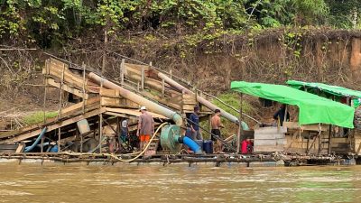 Kegiatan pertambangan emas ilegal (PETI) di sungai Kabupaten Bengkayang, Kalimantan Barat, menggunakan rakit dengan peralatan pemurnian sederhana.