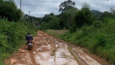 Jalan penghubung utama Kecamatan Tempunak Hulu ke Kabupaten Sintang rusak parah. Kondisi ini diperburuk oleh musim hujan yang membuat jalan berlumpur dan sulit dilalui. Foto: Vika/Faktakalbar.id