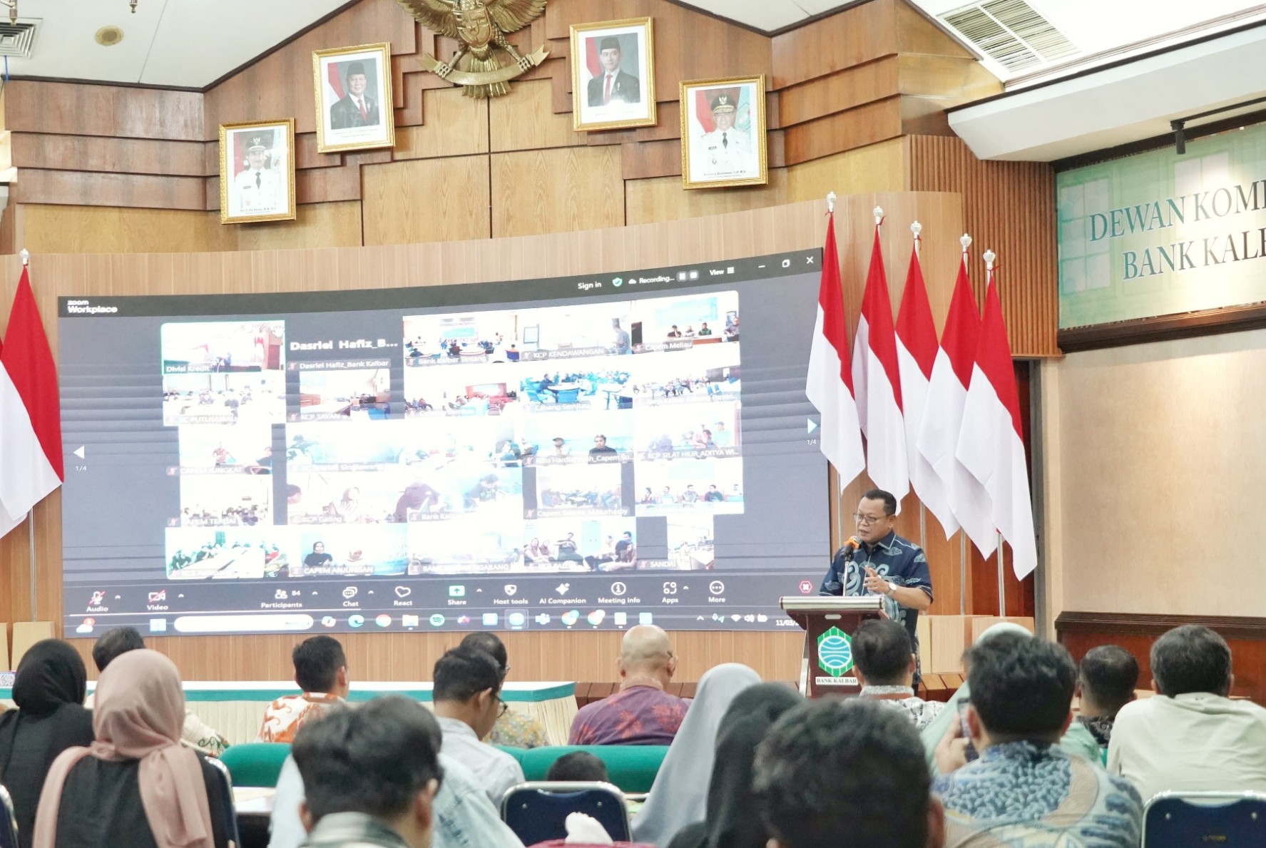 Direktur Utama Bank Kalbar, Rokidi, saat menyampaikan sambutan dalam kegiatan terkait program KUR di Kantor Pusat Bank Kalbar, Pontianak, Rabu (11/3). (BANK KALBAR FOR FAKTAKALBAR.ID)