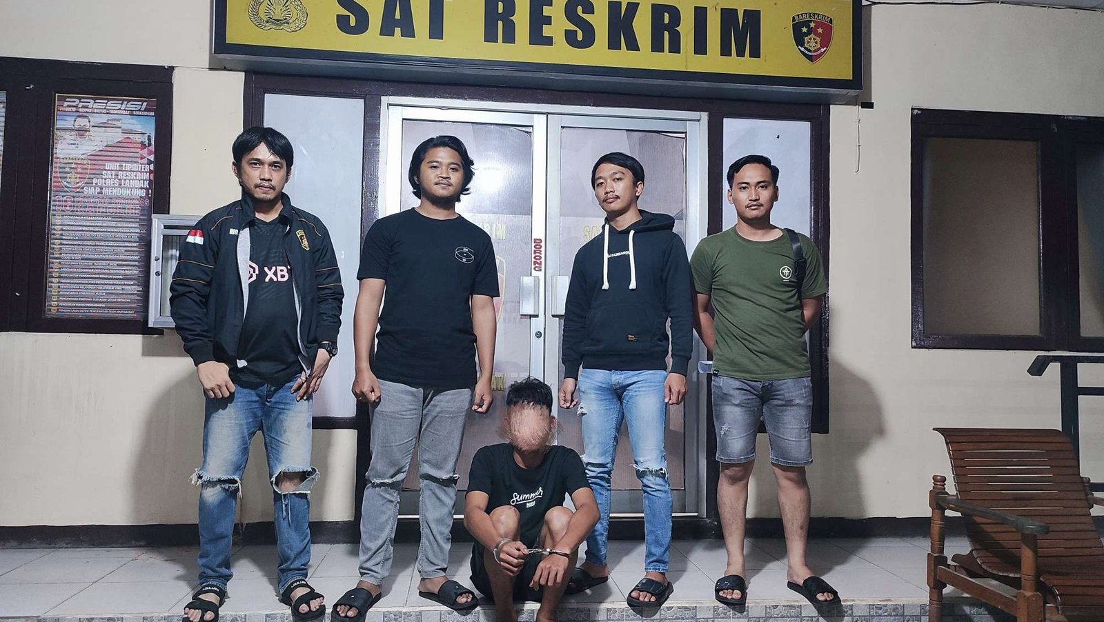 Pelaku yang diduga setubuhi anak di bawah umur diamankan oleh Polsek Menyuke dan diserahkan ke Polres Landak, Jumat (25/04/2025). Foto: Istimewa.