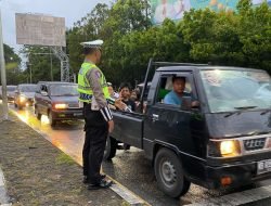 Puncak Arus Balik, Polda Kalbar Laksanakan Pengamanan Jalur Padat Lalu lintas