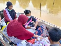 Kendala Akses Jalan dan Minimnya Fasilitas, Seorang Wanita Di Kelampai Melahirkan Di Speedboat