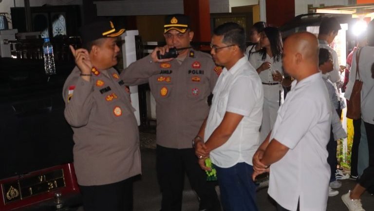 Kapolres Sintang Tinjau Pengamanan Rangkaian Ibadah Paskah di Gereja Kota Sintang. (Ist) Faktakalbar.id