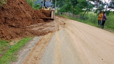 BPBD Kabupaten Aceh Tengah melakukan pemersihan material longsor yang menutup akses jalan di Kabupaten Aceh Tengah, Provinsi Aceh pada Sabtu (26/4). Foto: HO/Faktakalbar.id