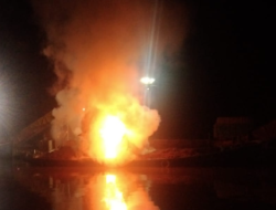 Kapal Pengangkut Sawit KM Putra Jaya Terbakar di Pelabuhan PKS 10 BPG Terentang