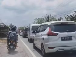 Jalan Raya Mensere – Tebas Padat di Hari Raya Idul Fitri Kedua