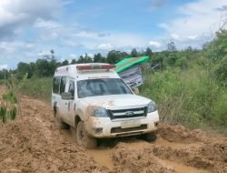 Ambulan Rujukan dari Puskesmas Jelimpau Tersendat di Jalan Rusak Menuju Sintang