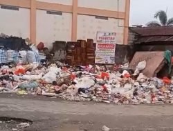 Sampah di TPS Pasar Buah Sintang Menumpuk, Petugas Kebersihan Diharapkan Segera Ambil Tindakan